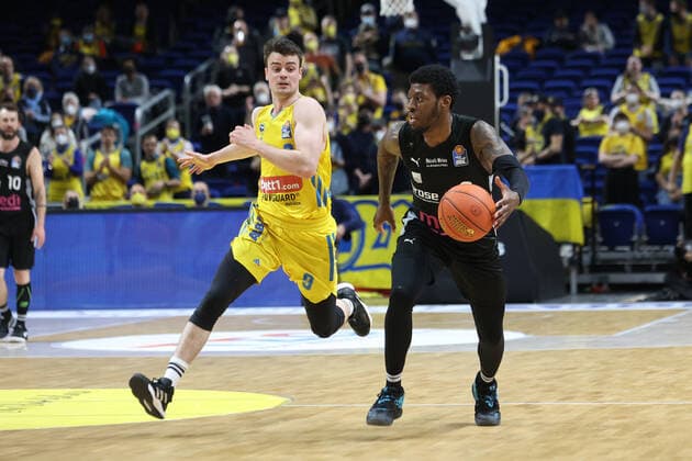 DEU, easyCredit BBL, ALBA vs medi Bayreuth, 04 04 2022, Mercedes Benz Arena, Berlin, DEU, easyCredit BBL, ALBA vs medi Bayreuth, in picture Jonas Mattisseck ALBA Berlin 9 , Sacar Anim Bayreuth 2 Foto Juergen Engler nordphoto GmbH nordphotoxGmbHx xEngler nph00076
