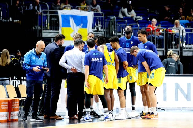 DEU, easyCredit BBL, ALBA vs medi Bayreuth, 04 04 2022, Mercedes Benz Arena, Berlin, DEU, easyCredit BBL, ALBA vs medi Bayreuth, in picture head coach Israel Gonzalez ALBA Berlin , ALBA players circle, peace flag Foto Juergen Engler nordphoto GmbH nordphotoxGmbHx xEngler nph00076