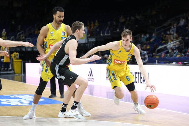 DEU, easyCredit BBL, ALBA vs medi Bayreuth, 04 04 2022, Mercedes Benz Arena, Berlin, DEU, easyCredit BBL, ALBA vs medi Bayreuth, in picture Malte Delow ALBA Berlin 6 , Johannes Thiemann ALBA Berlin 32 , Jehova Perschnick Bayreuth 21 Foto Juergen Engler nordphoto GmbH nordphotoxGmbHx xEngler nph00076