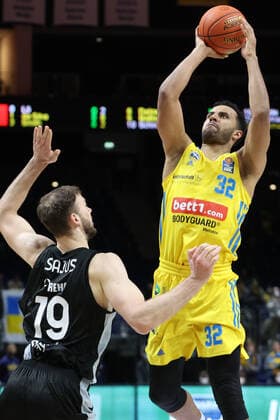 DEU, easyCredit BBL, ALBA vs medi Bayreuth, 04 04 2022, Mercedes Benz Arena, Berlin, DEU, easyCredit BBL, ALBA vs medi Bayreuth, in picture Johannes Thiemann ALBA Berlin 32 , Martynas Sajus Bayreuth 19 Foto Juergen Engler nordphoto GmbH nordphotoxGmbHx xEngler nph00076