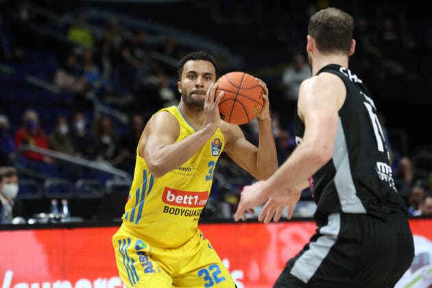 DEU, easyCredit BBL, ALBA vs medi Bayreuth, 04 04 2022, Mercedes Benz Arena, Berlin, DEU, easyCredit BBL, ALBA vs medi Bayreuth, in picture Johannes Thiemann ALBA Berlin 32 , Martynas Sajus Bayreuth 19 Foto Juergen Engler nordphoto GmbH nordphotoxGmbHx xEngler nph00076