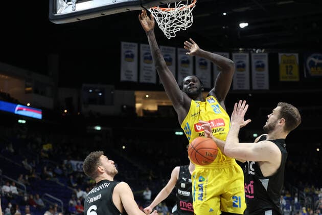 DEU, easyCredit BBL, ALBA vs medi Bayreuth, 04 04 2022, Mercedes Benz Arena, Berlin, DEU, easyCredit BBL, ALBA vs medi Bayreuth, in picture dunking of Christ Koumadje ALBA Berlin 21 , Martynas Sajus Bayreuth 19 Foto Juergen Engler nordphoto GmbH nordphotoxGmbHx xEngler nph00076