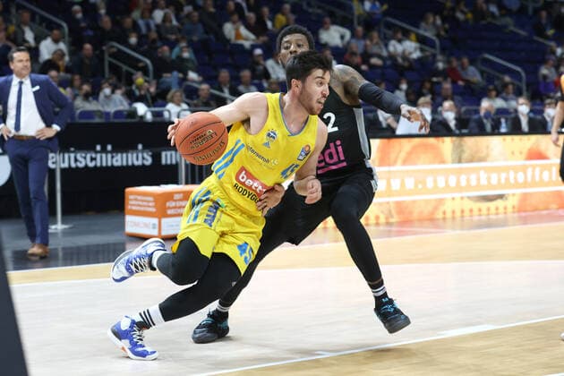 DEU, easyCredit BBL, ALBA vs medi Bayreuth, 04 04 2022, Mercedes Benz Arena, Berlin, DEU, easyCredit BBL, ALBA vs medi Bayreuth, in picture Tamir Blatt ALBA Berlin 45 , Sacar Anim Bayreuth 2 Foto Juergen Engler nordphoto GmbH nordphotoxGmbHx xEngler nph00076