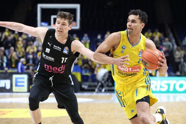 DEU, easyCredit BBL, ALBA vs medi Bayreuth, 04 04 2022, Mercedes Benz Arena, Berlin, DEU, easyCredit BBL, ALBA vs medi Bayreuth, in picture Oscar da Silva ALBA Berlin 1 , Andreas Seiferth Bayreuth 11 Foto Juergen Engler nordphoto GmbH nordphotoxGmbHx xEngler nph00076