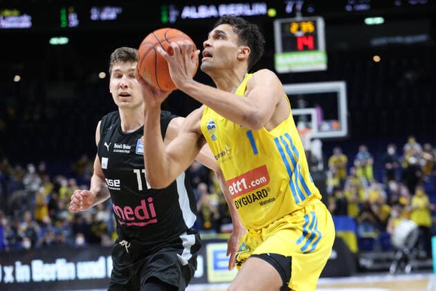 DEU, easyCredit BBL, ALBA vs medi Bayreuth, 04 04 2022, Mercedes Benz Arena, Berlin, DEU, easyCredit BBL, ALBA vs medi Bayreuth, in picture Oscar da Silva ALBA Berlin 1 , Andreas Seiferth Bayreuth 11 Foto Juergen Engler nordphoto GmbH nordphotoxGmbHx xEngler nph00076