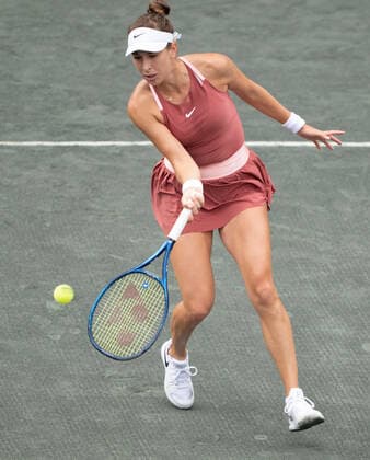 April 5, 2022: Belinda Bencic (SUI) defeated Xinyu Wang (CHN) 4-6, 7-6, 6-3, at the CreditOne Charleston Open being played at Family Circle Tennis Center in Charleston, South Carolina USA Tennisclix CSM Charleston USA - ZUMAc04_ 20220405_zaf_c04_006 Copyright: xLesliexBillmanx