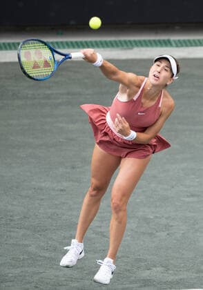 April 5, 2022: Belinda Bencic (SUI) defeated Xinyu Wang (CHN) 4-6, 7-6, 6-3, at the CreditOne Charleston Open being played at Family Circle Tennis Center in Charleston, South Carolina USA Tennisclix CSM Charleston USA - ZUMAc04_ 20220405_zaf_c04_007 Copyright: xLesliexBillmanx