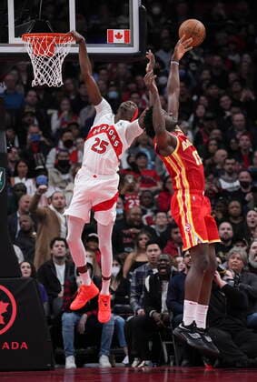 April 5, 2022, TORONTO, ON, CANADA: Toronto Raptors forward Chris Boucher (25) battles for the ball against Atlanta Hawks centre Clint Capela (15) during second half NBA, Basketball Herren, USA basketball action in Toronto on Tuesday, April 5, 2022. Canada News - April 5, 2022  - ZUMAc35_ 20220405_zaf_c35_118 Copyright: xNathanxDenettex