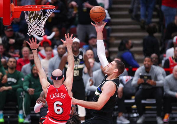 CHICAGO, IL - APRIL 05: Milwaukee Bucks center Brook Lopez (11) drives to the basket in action during a NBA, Basketball Herren, USA game between the Milwaukee Bucks and the Chicago Bulls on April 5, 2022 at the United Center in Chicago, IL. (Photo by Melissa Tamez Icon Sportswire) NBA: APR 05 Bucks at Bulls Icon22040526