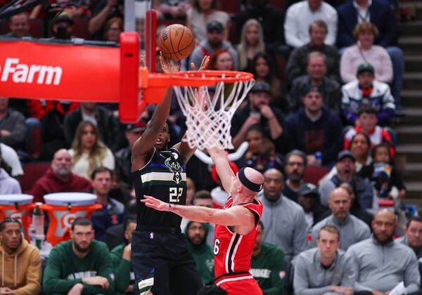 CHICAGO, IL - APRIL 05: Milwaukee Bucks forward Khris Middleton (22) shoots a three point basket over Chicago Bulls guard Alex Caruso (6) during a NBA, Basketball Herren, USA game between the Milwaukee Bucks and the Chicago Bulls on April 5, 2022 at the United Center in Chicago, IL. (Photo by Melissa Tamez Icon Sportswire) NBA: APR 05 Bucks at Bulls Icon22040547