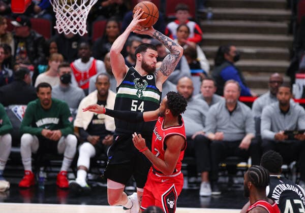 CHICAGO, IL - APRIL 05: Milwaukee Bucks forward Sandro Mamukelashvili (54) grabs the rebound during a NBA, Basketball Herren, USA game between the Milwaukee Bucks and the Chicago Bulls on April 5, 2022 at the United Center in Chicago, IL. (Photo by Melissa Tamez Icon Sportswire) NBA: APR 05 Bucks at Bulls Icon22040549