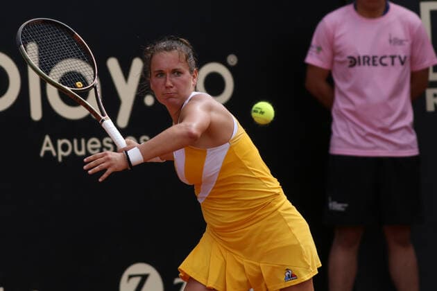 April 5, 2022, Bogota, Colombia: Ylena In-Albon of Switzerland defends againts Maria Camila Osorio of Colombia at the Copa Colsanitas WTA, Tennis Damen Tournament on April 5, 2022 in Bogota, Colombia Bogota Colombia - ZUMAh147 0154722329st Copyright: xDanielxGarzonxHerazox