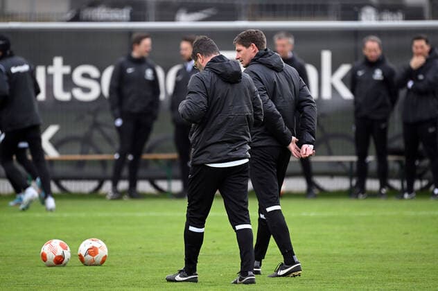 06 04 2022, xjhx, football UEFA Europa League, Eintracht Frankfurt training and press conference emspor, v l Co coach Ronald Brunmayr Eintracht Frankfurt , coach Oliver Glasner Eintracht Frankfurt zautz DFL DFB REGULATES PROHIBIT ANY USE OF PHOTOGRAPHS as IMAGE SEQUENCES and or QUASI VIDEO Frankfurt am Main