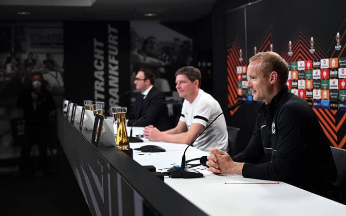 06 04 2022, xjhx, football UEFA Europa League, Eintracht Frankfurt training and press conference emspor, f l press officer Bartosz Niedzwiedzki Eintracht Eintracht Frankfurt , coach Oliver Glasner Eintracht Frankfurt zautz, Sebastian Rode Eintracht Frankfurt DFL DFB REGULATIONS PROHIBIT ANY USE OF PHOTOGRAPHS as IMAGE SEQUENCES and or QUASI VIDEO Frankfurt am Main