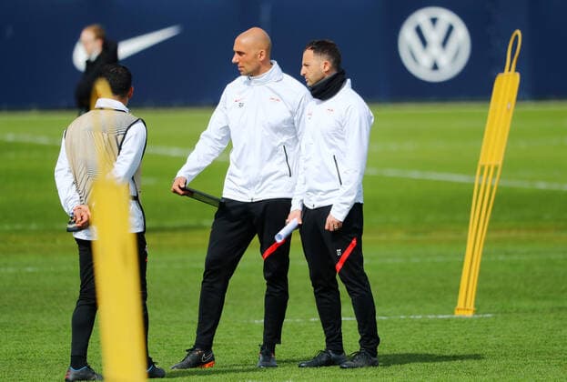 Europa League RB Leipzig training 06 04 2022 Leipzig, 06 04 2022, RBL training center, Europa League , RB Leipzig final training on the eve of RBL v Atalanta Bergamo , In the picture from l athletic trainer Ruwen Faller RB Leipzig and coach Domenico Tedesco RB Leipzig , Picture Point