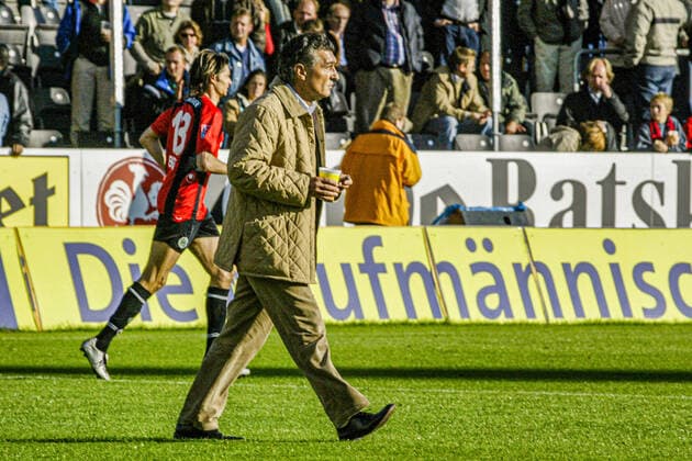 Aus 1. BL. Saison 2003 04 Hannover 96 - Schalke 04 1:2 am 04.10.2003. Im Foto: Schalke Manager Rudi Assauer in der Halbzeitpause *** From 1 BL season 2003 04 Hannover 96 Schalke 04 1 2 on 04 10 2003 In the photo Schalke manager Rudi Assauer in the half-time break