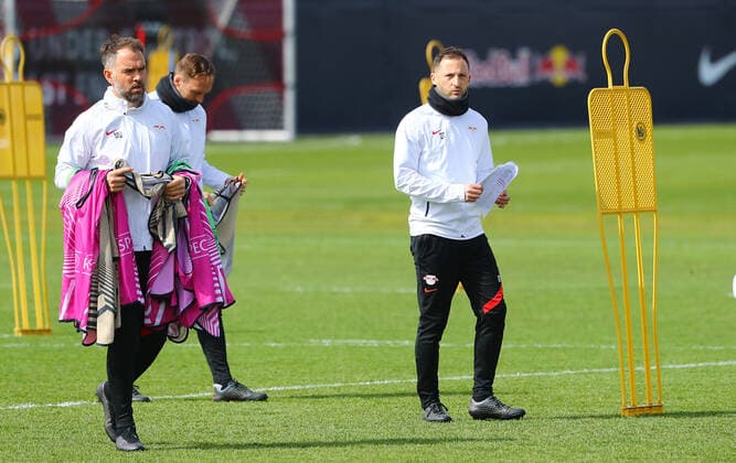 Europa League RB Leipzig training 06 04 2022 Leipzig, 06 04 2022, RBL training center, Europa League , RB Leipzig final training the day before RBL v Atalanta Bergamo , In picture, RB coaching team v l Co coach Max Urwantschky RB Leipzig , Co coach Andreas Hinkel RB Leipzig and coach Domenico Tedesco RB Leipzig , Picture Point