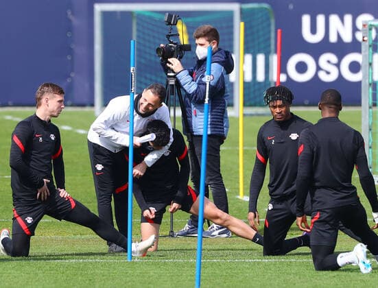 Europa League RB Leipzig training 06 04 2022 Leipzig, 06 04 2022, RBL training center, Europa League , RB Leipzig final training the day before RBL v Atalanta Bergamo , In picture from l Dani Olmo, coach Domenico Tedesco RB Leipzig , Hugo Novoa, Mohamed Simakan, Nordi Mukiele all RB Leipzig , Picture Point