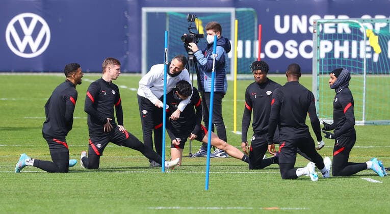 Europa League RB Leipzig training 06 04 2022 Leipzig, 06 04 2022, RBL training center, Europa League , RB Leipzig final training the day before RBL v Atalanta Bergamo , Pictured from l Benjamin Henrichs, Dani Olmo, coach Domenico Tedesco RB Leipzig , Hugo Novoa, Mohamed Simakan, Nordi Mukiele and Christopher Nkunku all RB Leipzig , Picture Point