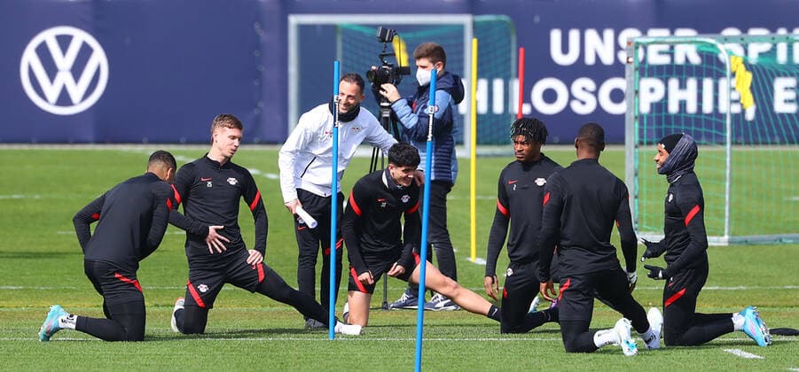 Europa League RB Leipzig training 06 04 2022 Leipzig, 06 04 2022, RBL training center, Europa League , RB Leipzig final training the day before RBL v Atalanta Bergamo , Pictured from l Benjamin Henrichs, Dani Olmo, coach Domenico Tedesco RB Leipzig , Hugo Novoa, Mohamed Simakan, Nordi Mukiele and Christopher Nkunku all RB Leipzig , Picture Point