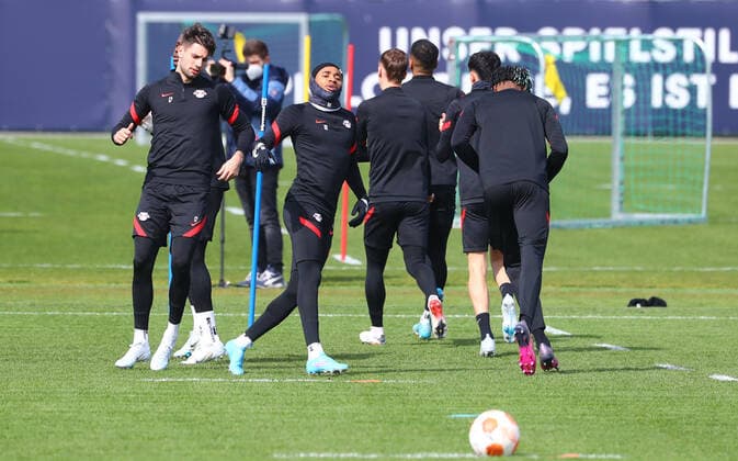 Europa League RB Leipzig training 06 04 2022 Leipzig, 06 04 2022, RBL training center, Europa League , RB Leipzig final training on the eve of RBL v Atalanta Bergamo , In the picture from l Dominik Szoboszlai 17, RB Leipzig and Christopher Nkunku 18, RB Leipzig , Picture Point