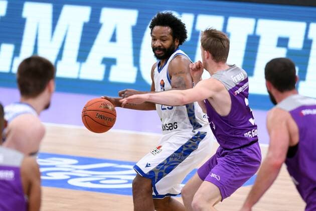 Quantez Robertson Skyliners Frankfurt on the ball and Harald Frey BG Goettingen , Basketball, Bundesliga, BBL, BG Goettingen Fraport Skyliners Frankfurt, 06 04 2022, BG Goettingen Skyliners Frankfurt, Basketball, Bundesliga, GER, BBL, 06 04 2022 Goettingen Copyright: xEibner-Pressefotox-xRolandxSippelx