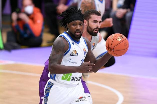Will Cherry Skyliners Frankfurt on the ball , Harper Kamp BG Goettingen R , Basketball, Bundesliga, BBL, BG Goettingen Fraport Skyliners Frankfurt, 06 04 2022, BG Goettingen Skyliners Frankfurt, Basketball, Bundesliga, GER, BBL, 06 04 2022 Goettingen Copyright: xEibner-Pressefotox-xRolandxSippelx
