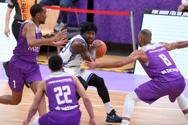 Will Cherry Skyliners Frankfurt on the ball , Jeremiah Martin BG Goettingen L , Akeem Vargas BG Goettingen R , Basketball, Bundesliga, BBL, BG Goettingen Fraport Skyliners Frankfurt, 06 04 2022, BG Goettingen Skyliners Frankfurt, Basketball, Bundesliga, GER, BBL, 06 04 2022 Goettingen Copyright: xEibner-Pressefotox-xRolandxSippelx