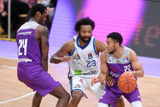 Stephen Brown Jr BG Goettingen on the ball , Quantez Robertson Skyliners Frankfurt M , Nate Grimes BG Goettingen L , Basketball, Bundesliga, BBL, BG Goettingen Fraport Skyliners Frankfurt, 06 04 2022, BG Goettingen Skyliners Frankfurt, Basketball, Bundesliga, GER, BBL, 06 04 2022 Goettingen Copyright: xEibner-Pressefotox-xRolandxSippelx
