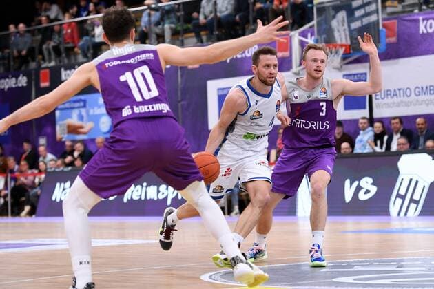 Marcel Ponitka Skyliners Frankfurt on the ball , Harald Frey BG Goettingen R , Haris Hujic BG Goettingen in front , Basketball, Bundesliga, BBL, BG Goettingen Fraport Skyliners Frankfurt, 06 04 2022, BG Goettingen Skyliners Frankfurt, Basketball, Bundesliga, GER, BBL, 06 04 2022 Goettingen Copyright: xEibner-Pressefotox-xRolandxSippelx