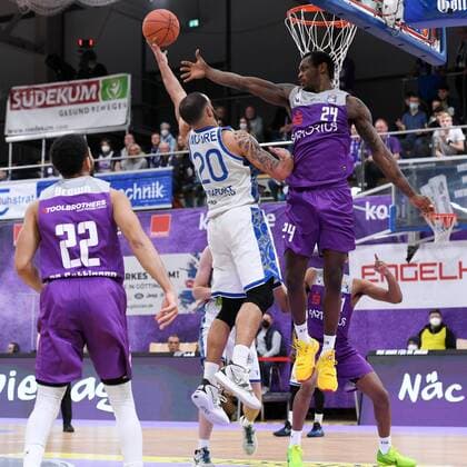 Korbleger of Rasheed Moore Skyliners Frankfurt , Nate Grimes BG Goettingen in the defense Stephen Brown Jr BG Goettingen L , Basketball, Bundesliga, BBL, BG Goettingen Fraport Skyliners Frankfurt, 06 04 2022, BG Goettingen Skyliners Frankfurt, Basketball, Bundesliga, GER, BBL, 06 04 2022 Goettingen Copyright: xEibner-Pressefotox-xRolandxSippelx