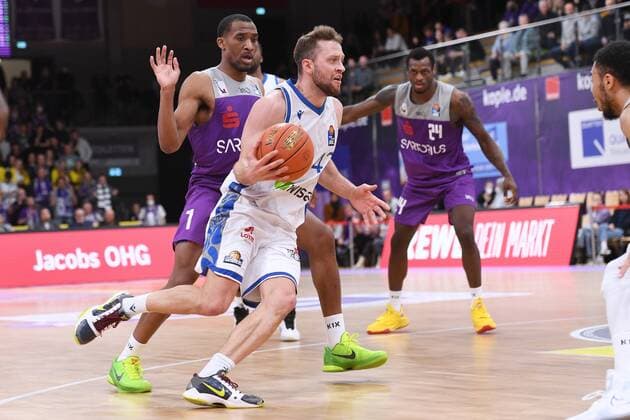 Marcel Ponitka Skyliners Frankfurt on the ball , Jeremiah Martin BG Goettingen L , Nate Grimes BG Goettingen back, R , Basketball, Bundesliga, BBL, BG Goettingen Fraport Skyliners Frankfurt, 06 04 2022, BG Goettingen Skyliners Frankfurt, Basketball, Bundesliga, GER, BBL, 06 04 2022 Goettingen Copyright: xEibner-Pressefotox-xRolandxSippelx
