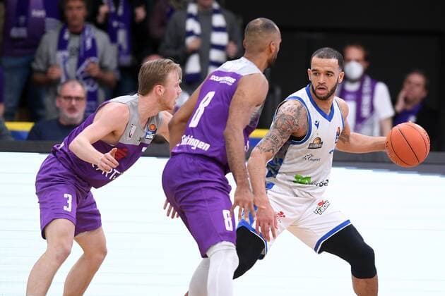 Rasheed Moore Skyliners Frankfurt on the ball , Harald Frey BG Goettingen L , Akeem Vargas BG Goettingen front , Basketball, Bundesliga, BBL, BG Goettingen Fraport Skyliners Frankfurt, 06 04 2022, BG Goettingen Skyliners Frankfurt, Basketball, Bundesliga, GER, BBL, 06 04 2022 Goettingen Copyright: xEibner-Pressefotox-xRolandxSippelx