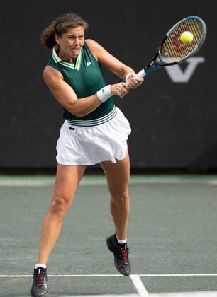 April 6, 2022: Ulrikke Eikeri loses to Madison Keys, 6-3, 6-1, at the CreditOne Charleston Open being played at Family Circle Tennis Center in Charleston, South Carolina, {USA} Tennisclix CSM Charleston USA - ZUMAc04_ 20220406_zaf_c04_012 Copyright: xLesliexBillmanx
