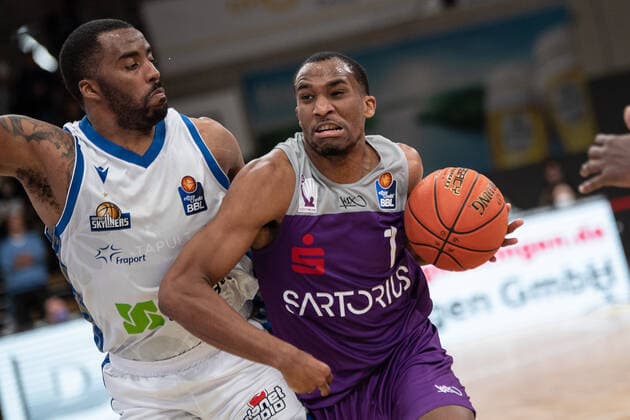 BG Göttingen Fraport Skyliners 06 04 2022, Basketball Bundesliga, 2021 2022 season, 17 match day, BG Göttingen Fraport Skyliners Göttingens Jeremiah Martin r plays against Frankfurts Will Cherry Göttingen Niedersachsen Germany