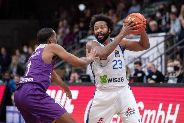 BG Göttingen Fraport Skyliners 06 04 2022, Basketball Bundesliga, 2021 2022 season, 17 match day, BG Göttingen Fraport Skyliners Frankfurts Quantez Robertson r plays against Göttingens Jeremiah Martin Göttingen Lower Saxony Germany