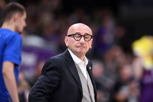 Luca Dalmonte Head Coach, Coach Skyliners Frankfurt disappointed, frustrated, emotion , Basketball, Bundesliga, BBL, BG Goettingen Fraport Skyliners Frankfurt, 06 04 2022, BG Goettingen Skyliners Frankfurt, Basketball, Bundesliga, GER, BBL, 06 04 2022 Goettingen Copyright: xEibner-Pressefotox-xRolandxSippelx