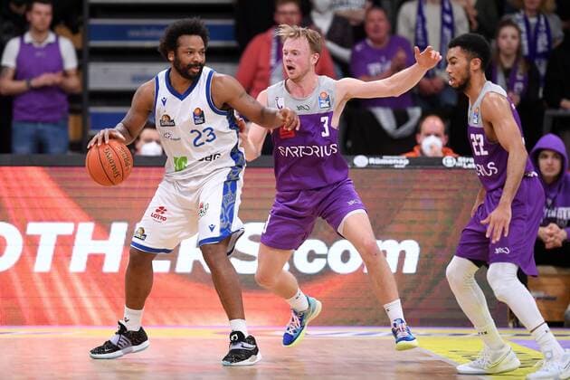 Quantez Robertson Skyliners Frankfurt on the ball , Harald Frey BG Goettingen , Stephen Brown Jr BG Goettingen R , Basketball, Bundesliga, BBL, BG Goettingen Fraport Skyliners Frankfurt, 06 04 2022, BG Goettingen Skyliners Frankfurt, Basketball, Bundesliga, GER, BBL, 06 04 2022 Goettingen Copyright: xEibner-Pressefotox-xRolandxSippelx