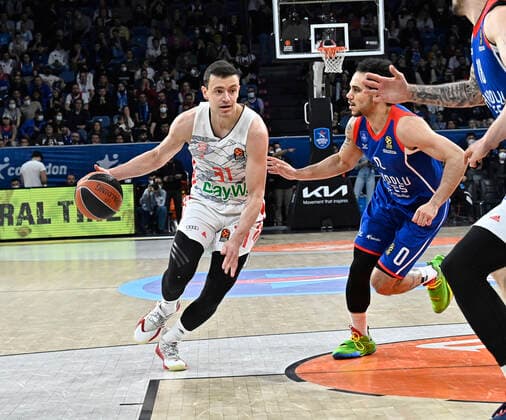 Shane Larkin (0) of Anadolu Efes Istanbul and Zan Mark Sisko (31) of Bayerm Munich in action during the Turkish Airlines EuroLeague Regular Season Round 19 match between Anadolu Efes Istanbul and Bayerm Munich at Sinan Erdem Dome in Istanbul, Turkey , on April 6, 2022. Photo : Seskimphoto 