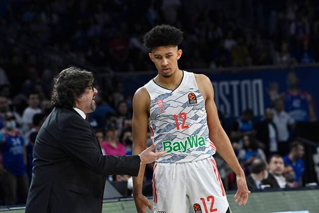Coach Andrea Trinchieri and Jason George of Bayerm Munich in action during the Turkish Airlines EuroLeague Regular Season Round 19 match between Anadolu Efes Istanbul and Bayerm Munich at Sinan Erdem Dome in Istanbul, Turkey , on April 6, 2022. Photo : Seskimphoto 