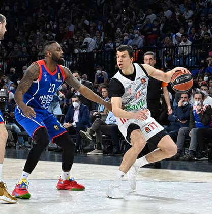 James Anderson (23) of Anadolu Efes Istanbul and Vladimir Lucic (11) of Bayerm Munich in action during the Turkish Airlines EuroLeague Regular Season Round 19 match between Anadolu Efes Istanbul and Bayerm Munich at Sinan Erdem Dome in Istanbul, Turkey , on April 6, 2022. Photo : Seskimphoto 