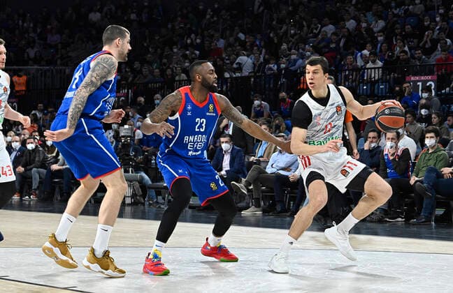 James Anderson (23) of Anadolu Efes Istanbul and Vladimir Lucic (11) of Bayerm Munich in action during the Turkish Airlines EuroLeague Regular Season Round 19 match between Anadolu Efes Istanbul and Bayerm Munich at Sinan Erdem Dome in Istanbul, Turkey , on April 6, 2022. Photo : Seskimphoto 