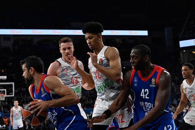 Krunoslav Simon (44) and Bryant Dunston (42) of Anadolu Efes Istanbul and Leon Radosevic(43) , Jason George (12) of Bayerm Munich in action during the Turkish Airlines EuroLeague Regular Season Round 19 match between Anadolu Efes Istanbul and Bayerm Munich at Sinan Erdem Dome in Istanbul, Turkey , on April 6, 2022. Photo : Seskimphoto 
