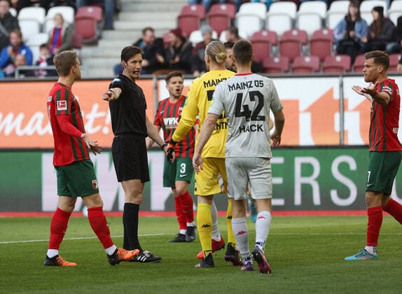 Sport Themen der Woche KW14 Sport Bilder des Tages SR Dr. Matthias Jölenbeck zeigt af den Elfmeterpunkt nach Foul von Robin Zentner (Torwart FSV Mainz 05) an Florian Niederlechner (FC Augsburg 7, re.); FC Augsburg vs. FSV Mainz 05, 26. Spieltag; DFL REGULATIONS PROHIBIT ANY USE OF PHOTOGRAPHS AS IMAGE SEQUENCES AND OR QUASI-VIDEO. *** SR Dr Matthias Jölenbeck points af the penalty spot after foul by Robin Zentner goalkeeper FSV Mainz 05 on Florian Niederlechner FC Augsburg 7, re FC Augsburg vs FSV Mainz 05, 26 Spieltag DFL REGULATIONS PROHIBIT ANY USE OF PHOTOGRAPHS AS IMAGE SEQUENCES AND OR QUASI VIDEO