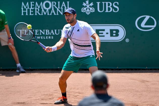 HOUSTON, TX - APRIL 06: Santiago Gonzalez (MEX) returns a serve during the US Clay Court Championships Rd1 doubles match at River Oaks Country Club on April 6, 2022 in Houston, TX. (Photo by Ken Murray Icon Sportswire) TENNIS: APR 06 U.S. Men™s Clay Court Championship Icon220406007