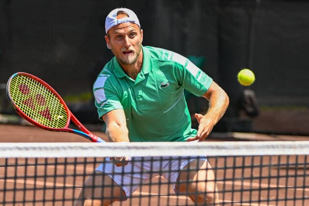 HOUSTON, TX - APRIL 06: Denis Kudla (USA) returns a shot during the US Clay Court Championships Rd1 doubles match at River Oaks Country Club on April 6, 2022 in Houston, TX. (Photo by Ken Murray Icon Sportswire) TENNIS: APR 06 U.S. Men™s Clay Court Championship Icon220406010