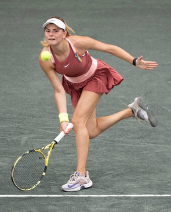 April 6, 2022: Katarina Zavatska (UKR) loses to Karolina Pliskova (CZE), 5-7, 7-5, 6-4 at the CreditOne Charleston Open being played at Family Circle Tennis Center in Charleston, South Carolina, {country,} Tennisclix CSM Charleston USA - ZUMAc04_ 20220406_zaf_c04_021 Copyright: xLesliexBillmanx