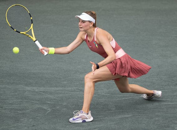 April 6, 2022: Katarina Zavatska (UKR) loses to Karolina Pliskova (CZE), 5-7, 7-5, 6-4 at the CreditOne Charleston Open being played at Family Circle Tennis Center in Charleston, South Carolina, {country,} Tennisclix CSM Charleston USA - ZUMAc04_ 20220406_zaf_c04_023 Copyright: xLesliexBillmanx