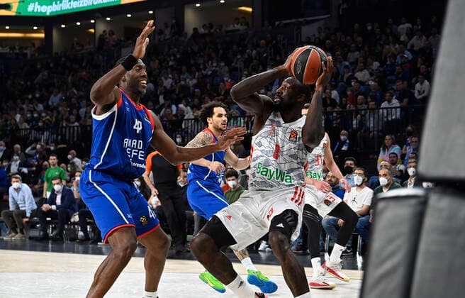 Bryant Dunston (L) of Anadolu Efes Istanbul and Othello Hunter (R) of Bayerm Munich in action during the Turkish Airlines EuroLeague Regular Season Round 19 match between Anadolu Efes Istanbul and Bayerm Munich at Sinan Erdem Dome in Istanbul, Turkey , on April 6, 2022. Photo : Seskimphoto 