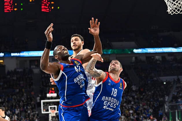 Bryant Dunston (L) , Adrien Moerman (R) of Anadolu Efes Istanbul and Leon Radosevic (C) of Bayerm Munich in action during the Turkish Airlines EuroLeague Regular Season Round 19 match between Anadolu Efes Istanbul and Bayerm Munich at Sinan Erdem Dome in Istanbul, Turkey , on April 6, 2022. Photo : Seskimphoto 
